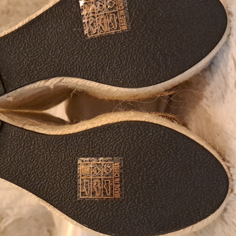 AKIRA G-O-R-G-O-U-S WEDGES - Picture 4 of 4